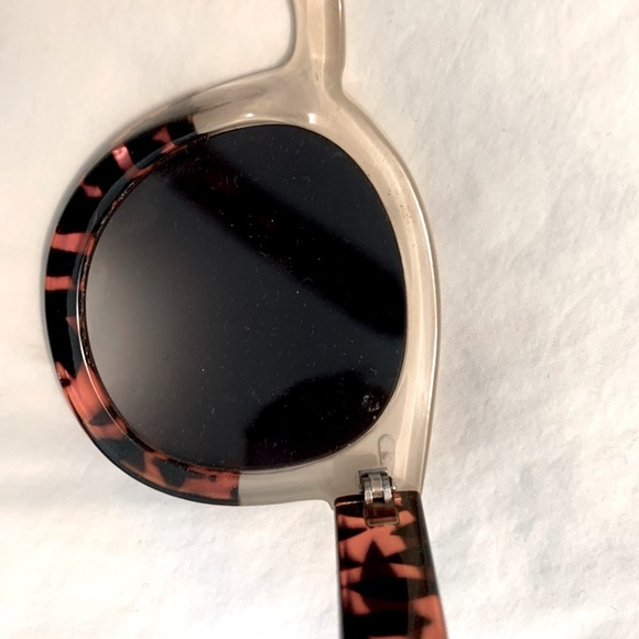 MOVING SALE | Women’s Urban Outfitters Colorblock Tortoiseshell Sunglasses - Picture 7 of 8